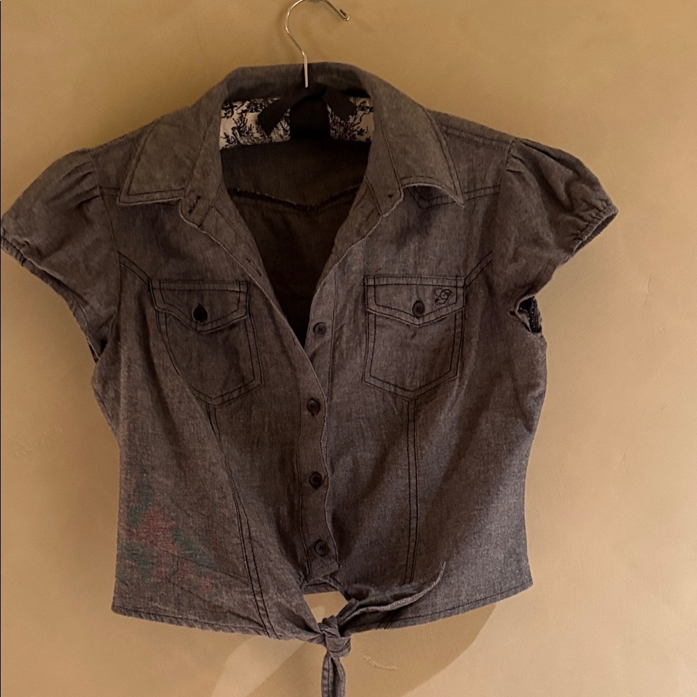 Gray Button-Up Tie-Front Cap Sleeve  Shirt size M by Guess